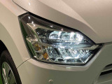 対象物が見やすく白く明るい光で夜間走行をサポートするLEDヘッドランプ(マニュアルレベリング機能付)を搭載