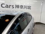 ドアバイザーを装備!雨の日でも窓を少し開けて車内の換気がしやすく、空気を入れ替えたい時に便利です。雨の吹き込みを抑えてくれるため、天候を問わず日常使いで活躍する実用的な装備です。