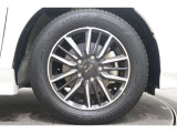 純正のアルミホイールが足元を飾ります!タイヤサイズは 185/65R15でございます。