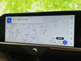 鮮明な地図表示で、目的地までスムーズに。渋滞情報などもリアルタイムで確認でき、運転の安心感を高めます。遠出にも心強い。
