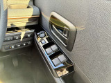 運転席側のドア部。こちらのスイッチでドアミラーの角度調整やパワーウィンドーの操作が可能になります。
