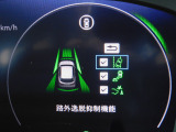 路外逸脱抑制機能・車両が車線を外れそうな場合に、ステアリング振動と表示で警告し、車線内へ戻すようにステアリングを制御します。