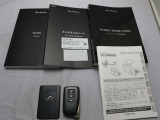 取説・メンテナンスノート・スマートキー・カードキーの4点セットです。