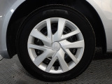 ホイールは車のデザインにマッチした専用タイプです。