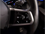 運転中にもオーディオの音量やFMの切り替えなどステアリングでの操作で切り替え可能なため、ステアリングから手を放す必要がない為、運転中でも操作が簡単でございます。