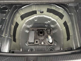 万が一のパンク時に備えた応急キットをラゲッジフロア下に格納。見えないスペースにも機能性をプラス。