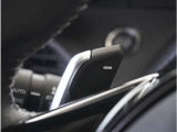 【パドルシフト】ハンドルから手を離さずに素早くシフトアップ&ダウンができるので、エンジンブレーキを使う下り坂や高速道路の合流で加速したい場面で役立ちます。