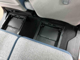 【置きラクボックス(後席)】フロアに直接置きたくない荷物の収納に便利です。