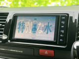 テレビ映像を画面で楽しめる装備です。停車中の休憩時間にニュースや番組を視聴でき、車内で過ごす時間を快適にお使いいただけます。視聴は停車時にご利用ください。