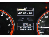 メーター中央にはカラー液晶画面が備えられ、車のインフォメーションを簡単に把握できます。