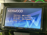 使いやすいインターフェースで、スムーズな操作が可能です。目的地設定や音楽再生など、ドライブ中のエンターテイメントをサポートします。