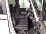 フロント広々、ベンチシートの運転席は、ハイトアジャスターが付いているので、快適にドライブができます。ハンドルはチルトステアリングで、ハンドル位置を上下に調節できます。