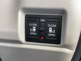 【両側パワースライドドア】です。リモコンや運転席のスイッチ操作で楽々自動開閉。