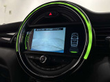 駐車をスマートにサポート。バックカメラ&前後障害物センサーを装備。