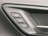 運転席シ-トポジションメモリー(2メモリ-)、ドライバー2名分のシ-トポジションを記憶・再現できる機能を搭載しています