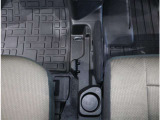 荷物が運転席に入り込まないような小物侵入防止板がございます。また、中央にもドリンクホルダーがございます。