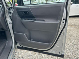 運転席ドア内張に目立つ汚れは見当たりません。