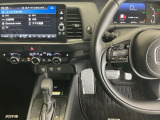 マルチビューカメラシステムがついております。スイッチを押すことでナビ画面に周囲の映像を表示し、ドライバーの死角を減らすことで負担を軽減する機能です。