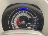 【メーター】シンプルな1眼メーターです。瞬間燃費や航続可能距離が表示可能で、必要な情報を一目で確認できます。
