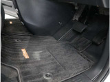 運転席フロア。ホンダ純正用品のマットがついております!