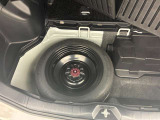 スペアタイヤ搭載です。パンク修理キットに慣れていない方は、この従来のスペアタイヤの方が、万が一の時は安心ですね。