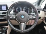 BMWのステアリングのリムは、一般的なものより少し太めにデザインされています。 これはタイヤやステアリングシャフトなどを介して伝わる路面からの入力を、しっかりと把握するためです。