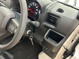 運転席にはドリンクホルダーを装備。収納スペースもあり使い勝手の良い設計です!