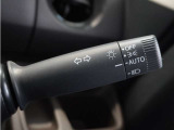 【オートライト】車外の明るさに応じて自動で点灯します。手動で点灯/消灯させることもできます。
