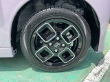 日産純正のアルミホイールで足元もスッキリおしゃれに演出します。