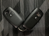 スマートキー機能を有しています!ドアロックの開閉やエンジン始動時にキーをポケットやカバンなどに携帯していればキーを挿さなくてもそのまま手ぶらで可能です!!