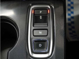 シフトはボタン操作となっており、直感的な操作性により、ドライバーの快適な運転を支援。P・N・Dは押す、Rは引くという人間の感覚にマッチした操作感です。