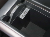 【USBポート】2列目にUSBポートも2口ありますので、後席でもスマートフォンなどの充電が可能です♪