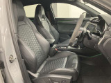 長時間の運転でも疲れを感じにくい、適度な硬さのシートです!