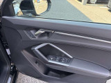 複雑な造形のなかにスッキリとまとめられたスイッチ類は、自然に手を伸ばしたところに配置されブラインドタッチで操作ができます。