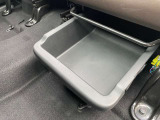 助手席下にも収納ボックスがあります。