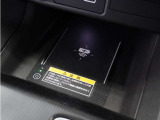 ◆ワイヤレス充電器◆ワイヤレス充電規格Qiに適合した機器を充電エリアに置くことで使用できます。