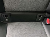ISOFIXはシ-トベルトを使わずにカンタンにチャイルドシートとクルマの固定金具を連結する取り付け方法です。