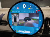 【全周囲カメラ】全周囲カメラ装備車両で御座いますので、狭い駐車スペースでもお車の全体図が確認でき、障害物との接触を未然に防ぐことが可能です。