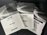 メンテナンスノート、取扱説明書です。 その車の整備記録が事細やかに記録されています。 車が生まれてから今までどのような道を歩んできたのか判るとても重要な物ですよ。