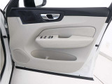 運転席ドアの全景です。キャビンを彩るすべてのものに、機能を形にした美しさが備わっています。