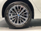 BMW純正アルミホイールが足元を引き締め、上品なスタイリングを演出します。