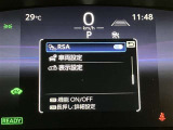 【RSA】前方カメラまたはナビゲーションシステム (情報を取得した場合)を使って特定の道路標識や信号などを認識し、ディスプレイ表示やブザーで運転者にお知らせ。
