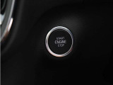 ステアリングホイールの横にあるスタートボタンを使用して、車両を始動/オフにできます。