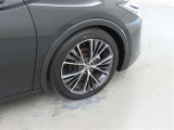 装着タイヤサイズは、195/50R19です。純正アルミホイールを装着しております。