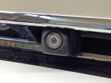 車の後方に小型カメラが付いておりバックする際の後方の様子をモニター上に表示します。