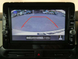 ギアを『R』に入れた後、カメラボタンを2回押すと、ナビ画面に後方の映像を映してくれるので、駐車がし易くなります。