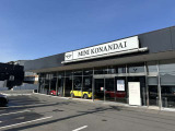隣接する新車ショールーム