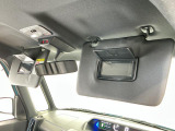【サンバイザー】車内で身だしなみを整えるためのバニティミラーがセット。お化粧直しや髪型のチェックに活用できます。
