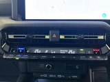 デュアルオートエアコンで運転席、助手席それぞれお好みの温度設定で快適に!