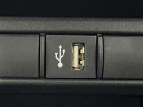 充電用USB端子付き。スマートフォンなどの充電に便利です。